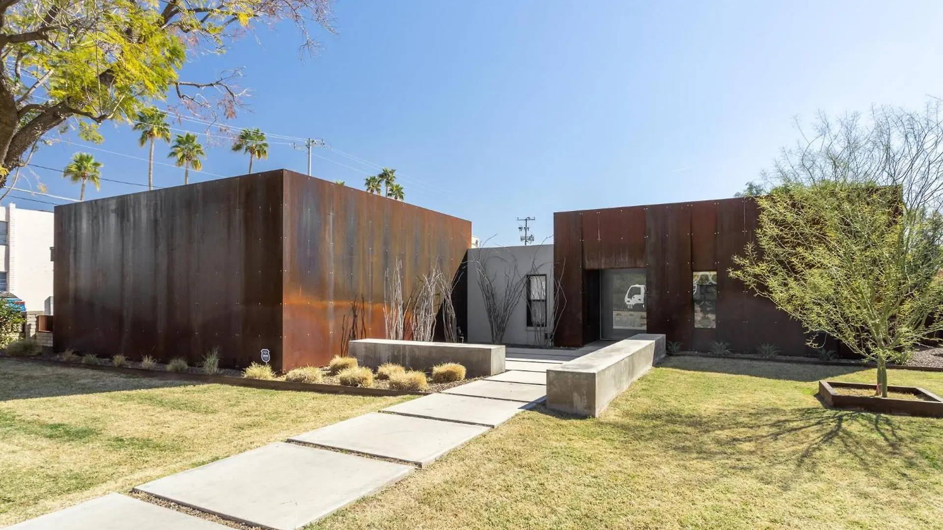 Patina Rosa - Iconic Design Pool And B-Ball Court Phoenix